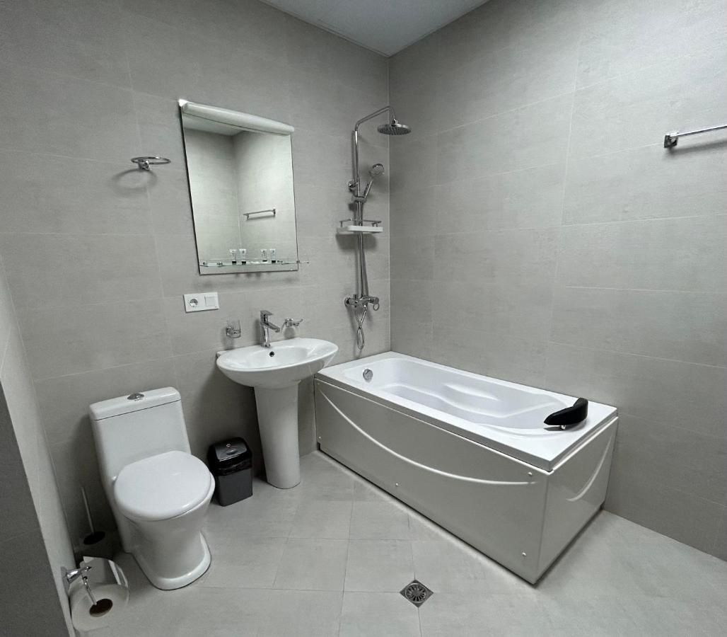 Hotel Four Seasons Тбилиси Екстериор снимка